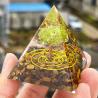 Pyramide d'orgone œil de tigre et péridot pour la méditation et la guérison