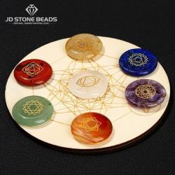Ensemble de 7 pierres de guérison des chakras avec symboles Reiki et plaque en bois