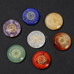 Ensemble de 7 pierres de guérison des chakras avec symboles Reiki et plaque en bois