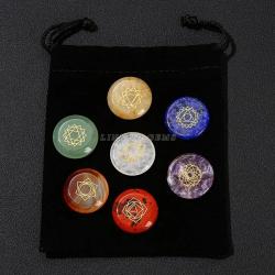 Ensemble de 7 pierres de guérison des chakras avec symboles Reiki et plaque en bois