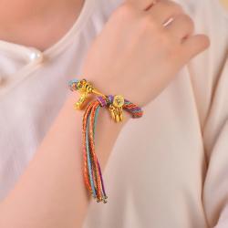 Armbänder im tibetischen Stil: Handgewebte Anhänger mit grüner Tara und Reichtumssymbolen