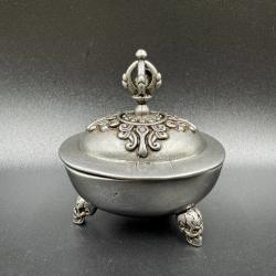 Tibetisches Vajra-Kopf-Stativ und Gabala-Schalenornament