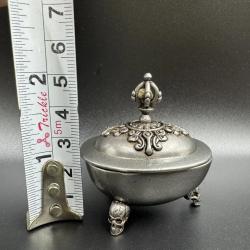 Tibetisches Vajra-Kopf-Stativ und Gabala-Schalenornament