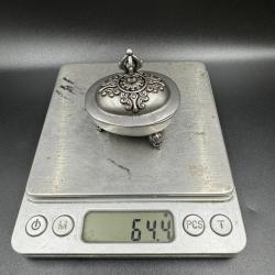 Tibetisches Vajra-Kopf-Stativ und Gabala-Schalenornament