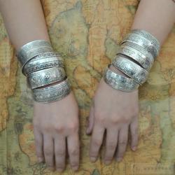 Bracelet manchette vintage en argent tibétain | Motifs floraux et animaliers