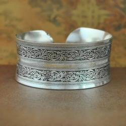 Bracelet manchette vintage en argent tibétain | Motifs floraux et animaliers