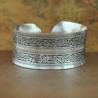 Bracelet manchette vintage en argent tibétain | Motifs floraux et animaliers