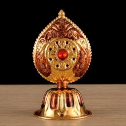 Piatto buddista tibetano: decorazione in lega realizzata a mano con simboli di buon auspicio...