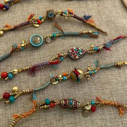 Bracelet ethnique tibétain à clochettes - Cordon de perles ajustable - Cadeau pour...
