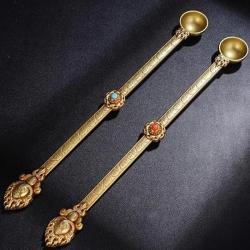 Tibetischer buddhistischer Goldlöffel – mit Edelsteinen besetztes Räucherwerk und Dekoration