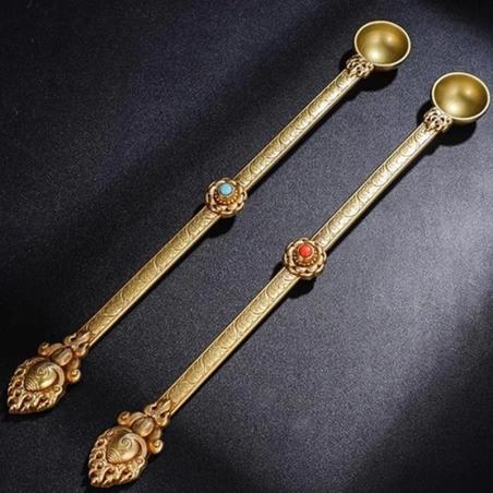 Tibetischer buddhistischer Goldlöffel – mit Edelsteinen besetztes Räucherwerk und Dekoration