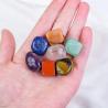 Ensemble de 7 pierres pour les chakras, destiné à la méditation et à la guérison.