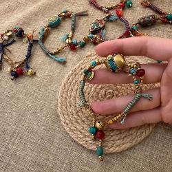 Bracciale con campanella in stile tibetano | Gioiello regolabile con perline, regalo per donna