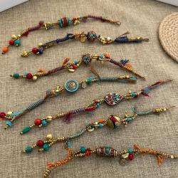 Bracciale con campanella in stile tibetano | Gioiello regolabile con perline, regalo per donna