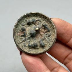 Antiker tibetischer Kupferspiegel – patiniertes Messingornament