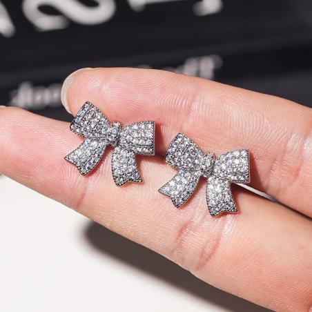 Huitan Şirin Fiyonklu Küpe - Sevimli ve Zarif Takı