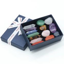 Ensemble de pierres de guérison des chakras : cristaux naturels et ornements Reiki