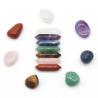 Ensemble de pierres de guérison des chakras : cristaux naturels et ornements Reiki