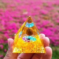Pyramide d'orgonite avec cristaux de péridot : Reiki et équilibrage des chakras