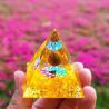 Pyramide d'orgonite avec cristaux de péridot : Reiki et équilibrage des chakras