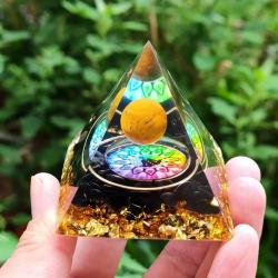Pyramide d'orgonite avec cristaux de péridot : Reiki et équilibrage des chakras