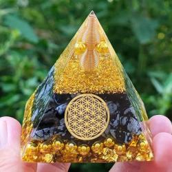 Pyramide d'orgonite avec cristaux de péridot : Reiki et équilibrage des chakras