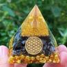 Pyramide d'orgonite avec cristaux de péridot : Reiki et équilibrage des chakras