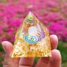 Pyramide d'orgonite avec cristaux de péridot : Reiki et équilibrage des chakras