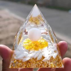 Pyramide d'orgonite avec cristaux de péridot : Reiki et équilibrage des chakras