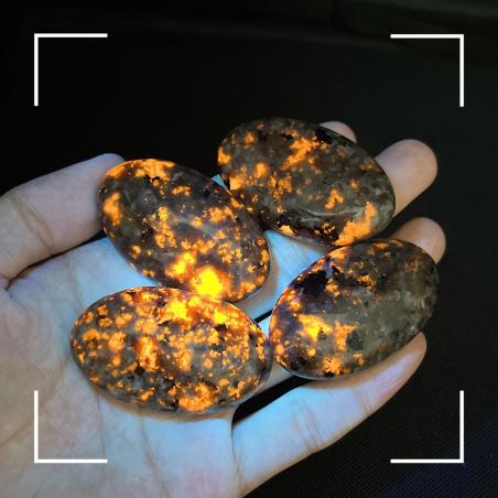 Cristal de Yooperlite : Éclat et énergie grâce au pouvoir de guérison Reiki