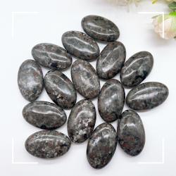 Cristal de Yooperlite : Éclat et énergie grâce au pouvoir de guérison Reiki