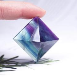 Piramidi di quarzo rosa e fluorite: cristalli curativi per l'equilibrio dei chakra