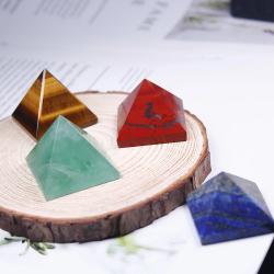 Piramidi di quarzo rosa e fluorite: cristalli curativi per l'equilibrio dei chakra