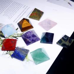 Piramidi di quarzo rosa e fluorite: cristalli curativi per l'equilibrio dei chakra
