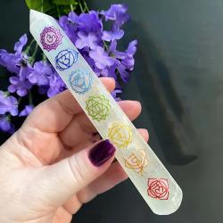 Baguette de guérison en sélénite avec 7 chakras - Outil de massage aux cristaux