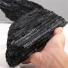 Cristaux de tourmaline noire : colonnes de pierre brute pour la guérison et la décoration