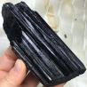 Cristaux de tourmaline noire : colonnes de pierre brute pour la guérison et la décoration