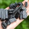 Cristaux de tourmaline noire : colonnes de pierre brute pour la guérison et la décoration