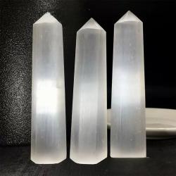 Piliers de sélénite en pointe : Décoration énergétique en cristal naturel