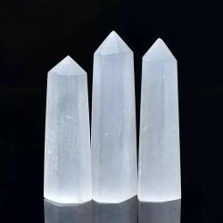 Piliers de sélénite en pointe : Décoration énergétique en cristal naturel
