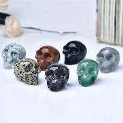 Handgeschnitzte Totenkopfstatue: Natürliche Edelsteine ​​für Reiki & Dekoration
