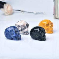 Handgeschnitzte Totenkopfstatue: Natürliche Edelsteine ​​für Reiki & Dekoration