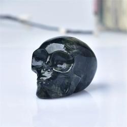Handgeschnitzte Totenkopfstatue: Natürliche Edelsteine ​​für Reiki & Dekoration