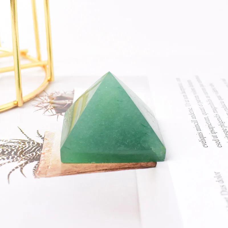 Pyramide d'aventurine verte : Cristal de guérison et de méditation