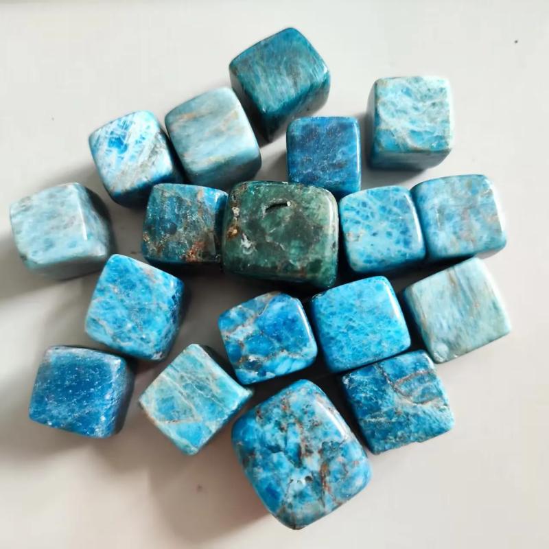 Set aus blauem Apatitkristall: Reiki-Energie & Feng-Shui-Dekoration