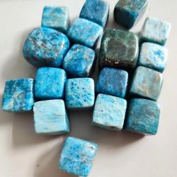 Set aus blauem Apatitkristall: Reiki-Energie & Feng-Shui-Dekoration