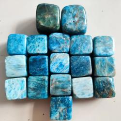 Set aus blauem Apatitkristall: Reiki-Energie & Feng-Shui-Dekoration
