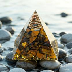 Piramide di cristallo per l'equilibrio dei chakra e il potenziamento dei sogni