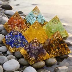 Piramide di cristallo per l'equilibrio dei chakra e il potenziamento dei sogni