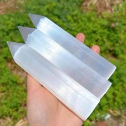 Cristaux de guérison en sélénite et quartz : baguettes, pointes et prismes